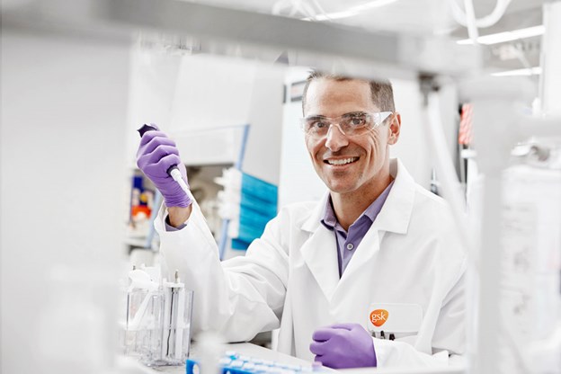 Ricercatore GSK in laboratorio