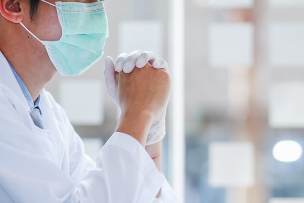 Medico con mascherina