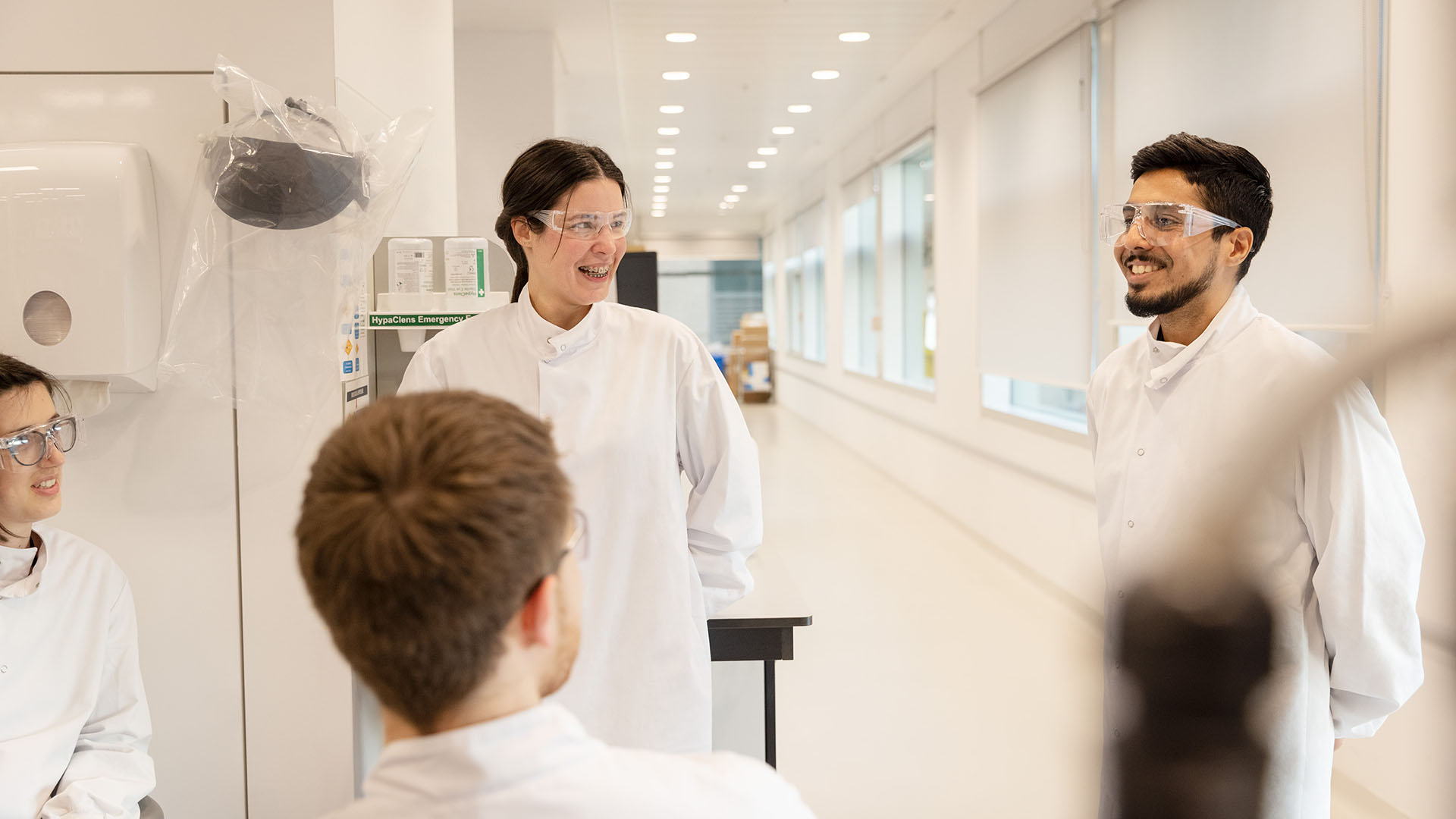Vediamo degli scienziati al lavoro in un laboratorio.