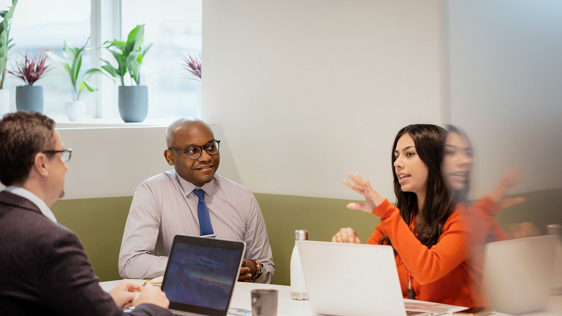 Vediamo delle persone collaborare durante un meeting.
