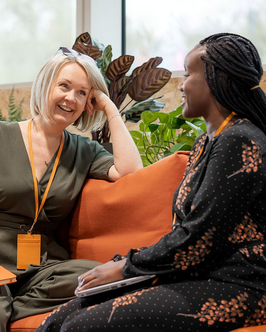 Vediamo delle persone collaborare durante un meeting.