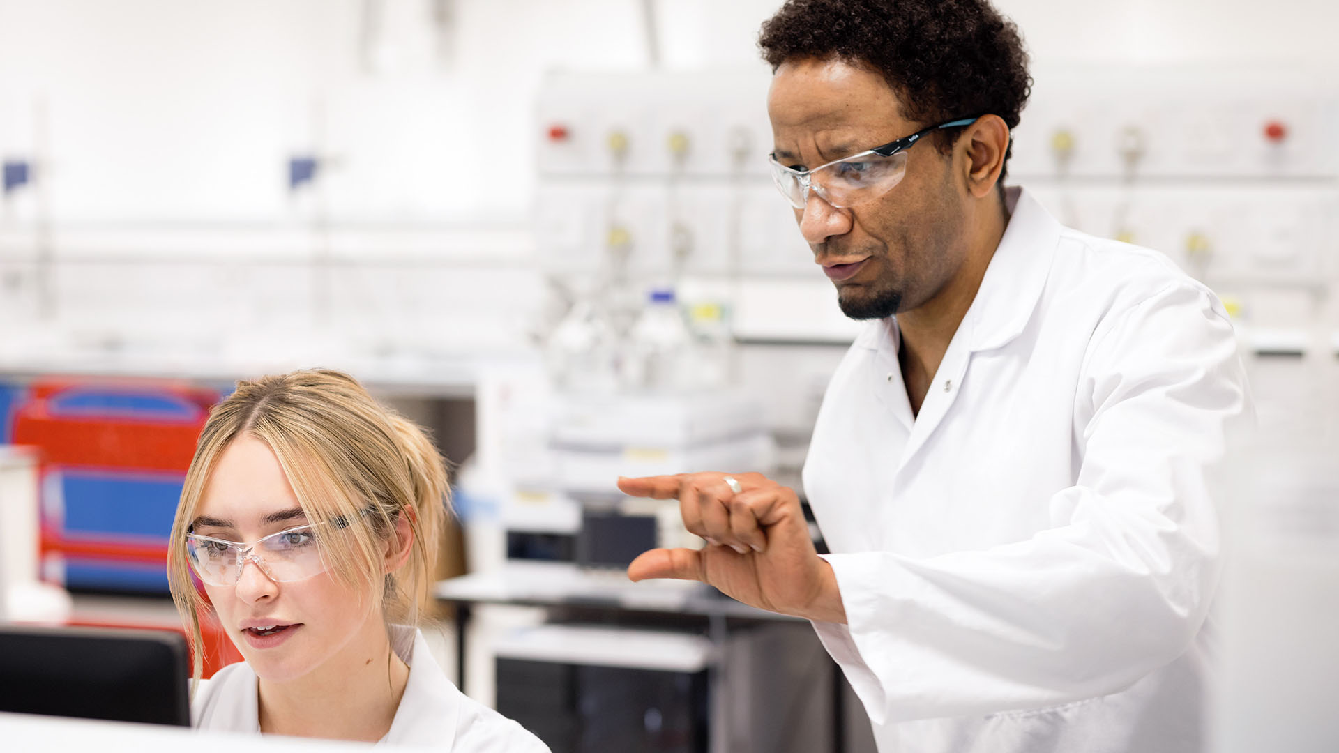 Vediamo del personale al lavoro.