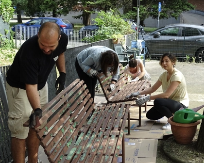 4 dipendenti GSK Parma ridipingolo panchine in una RSA per anziani