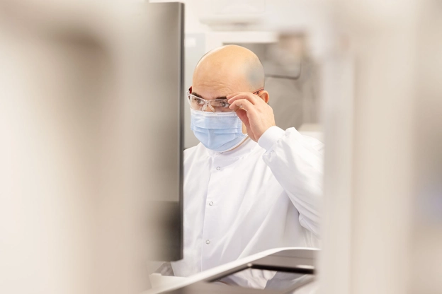 Vediamo degli scienziati al lavoro in un laboratorio.