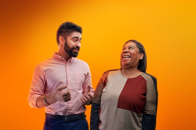 Due colleghi sorridenti