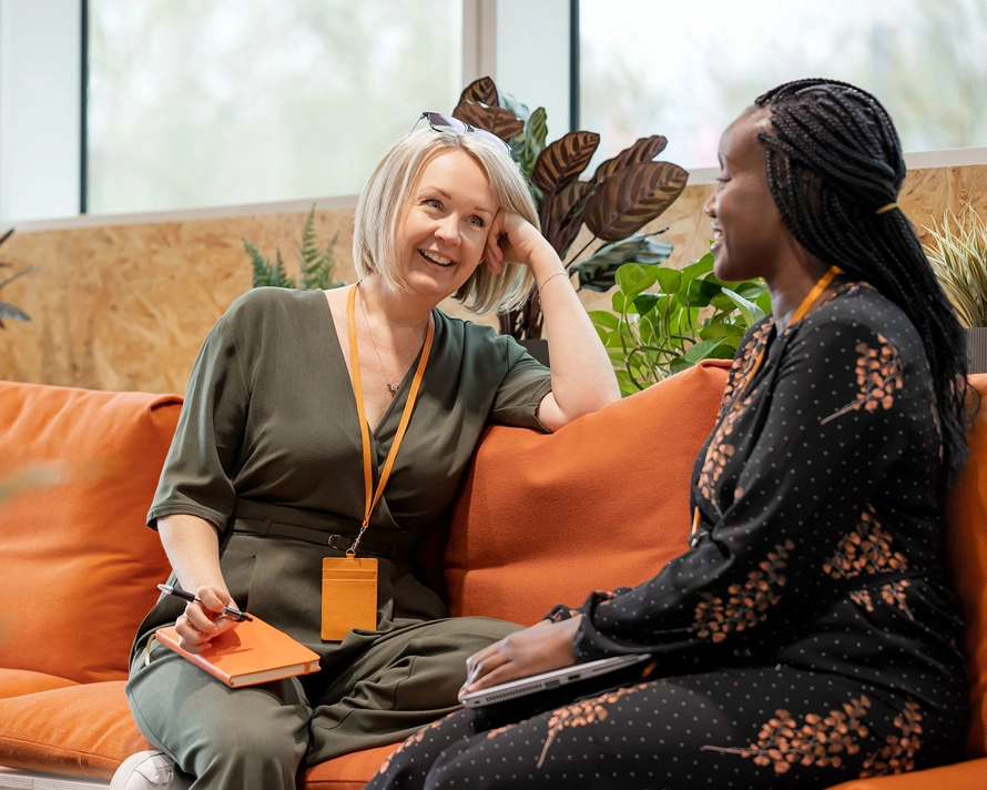 Vediamo delle persone collaborare durante un meeting.