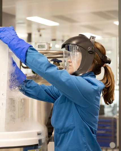 Scienziato che lavora in terapia cellulare e genica