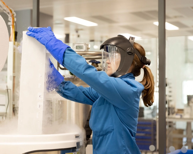 Scienziato che lavora in terapia cellulare e genica