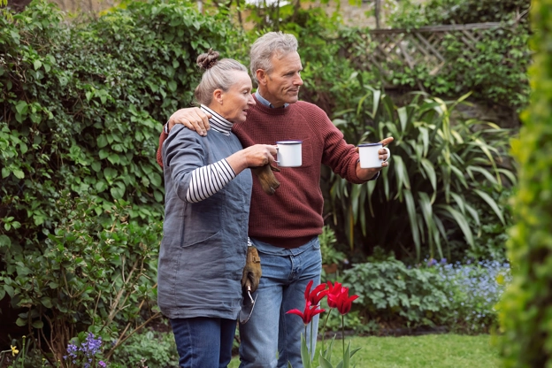 Vediamo una persona in un ambiente casalingo