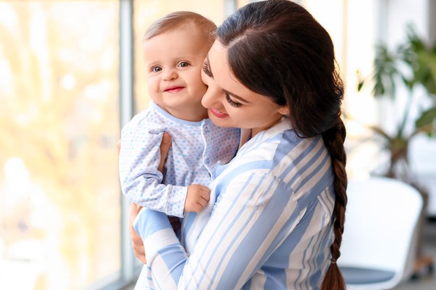 Vediamo una mamma abbracciare il figlio