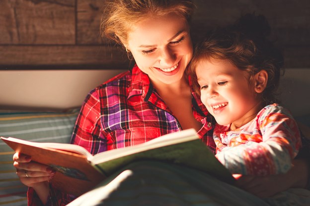 Vediamo una mamma che legge un libro insieme al figlio