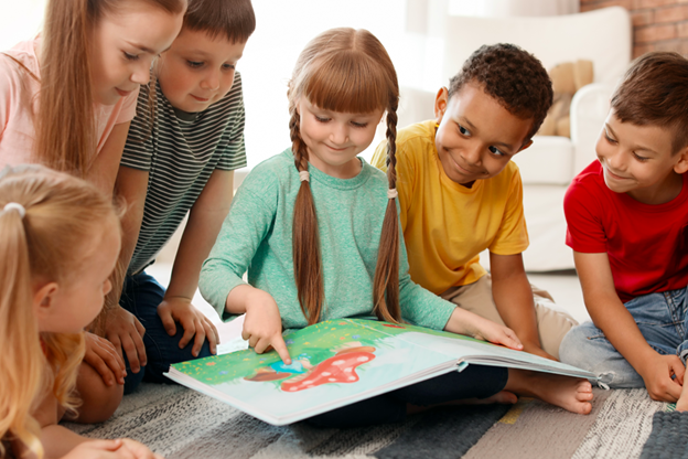 bambini che guardano un libro 