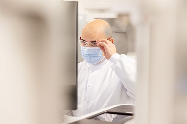 Vediamo degli scienziati al lavoro in un laboratorio.