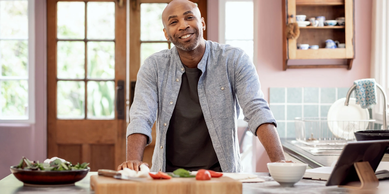Vediamo una persona in un ambiente casalingo