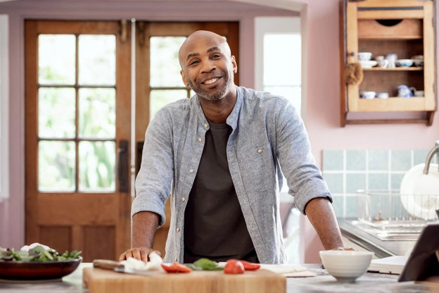 Vediamo una persona in un ambiente casalingo