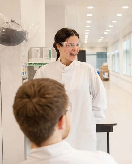Vediamo degli scienziati al lavoro in un laboratorio.