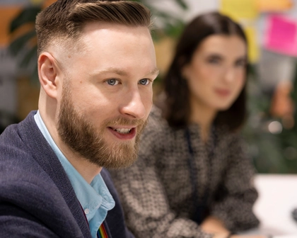 Vediamo delle persone collaborare durante un meeting.