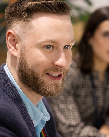 Vediamo delle persone collaborare durante un meeting.