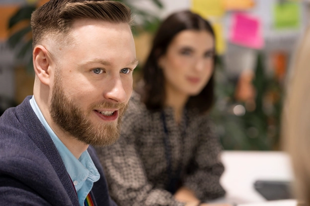 Vediamo delle persone collaborare durante un meeting.