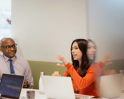 Vediamo delle persone collaborare durante un meeting.