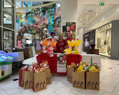 3 volontari GSK al desk AIL per la ricerca a Pasqua in un centro commerciale a Verona