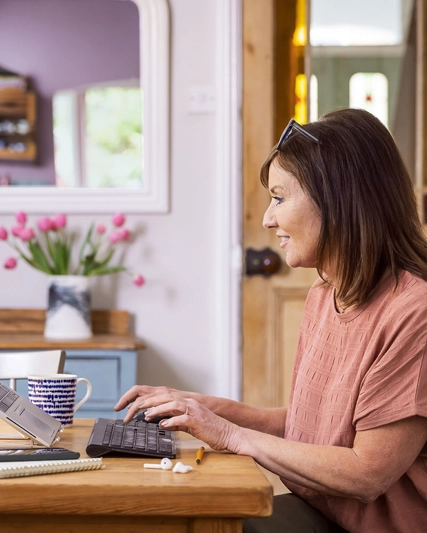 Vediamo una persona in un ambiente casalingo