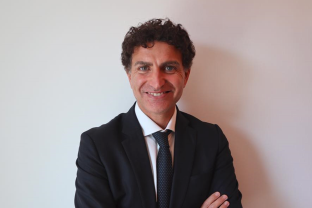 Vincenzo Palermo sorride e indossa una giacca scura