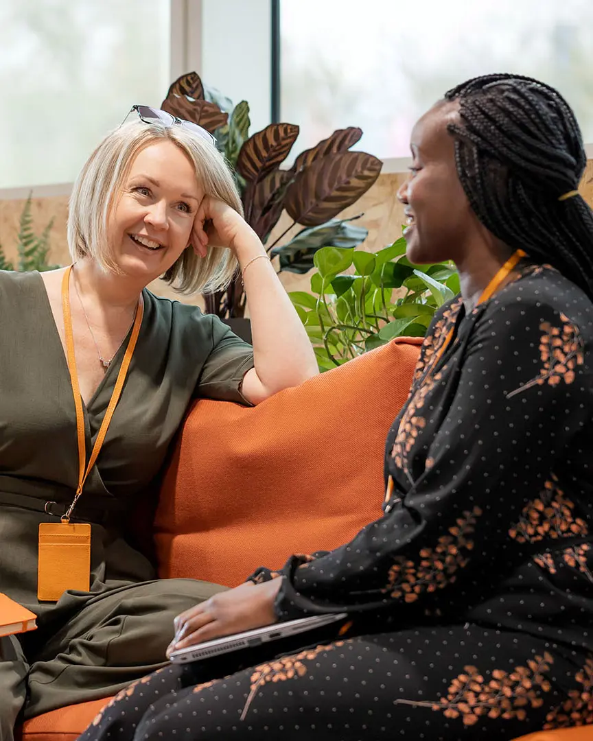 Vediamo delle persone collaborare durante un meeting.