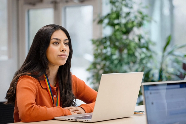 Un membro del team GSK in ascolto.