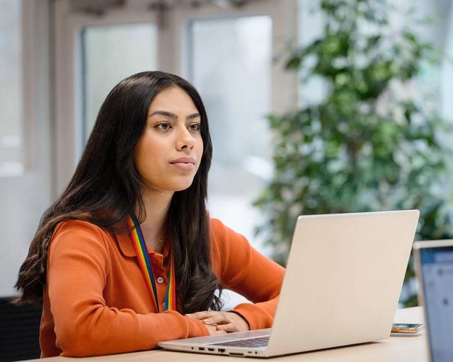 Un membro del team GSK in ascolto.