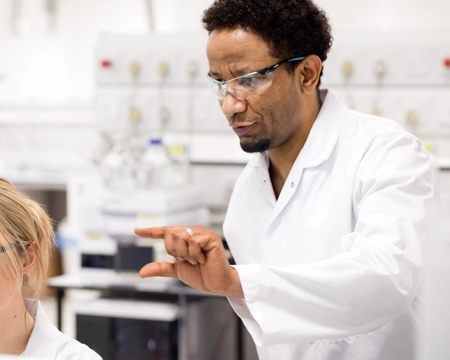 Vediamo del personale al lavoro.