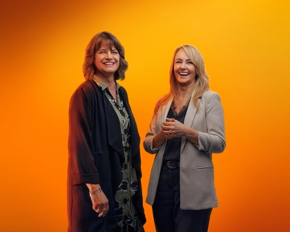 Vediamo due persone sorridere