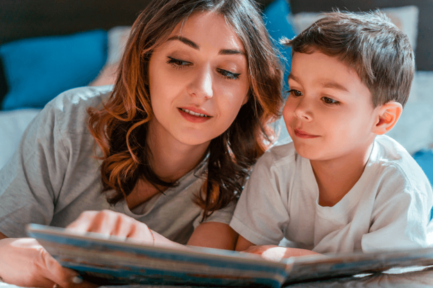 Vediamo una mamma che legge un libro insieme al figlio